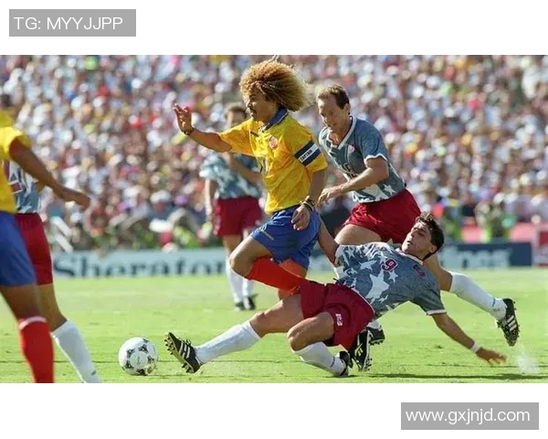 抱着鱼的足球球星是谁 细数球场上的奇葩瞬间与明星背后的故事